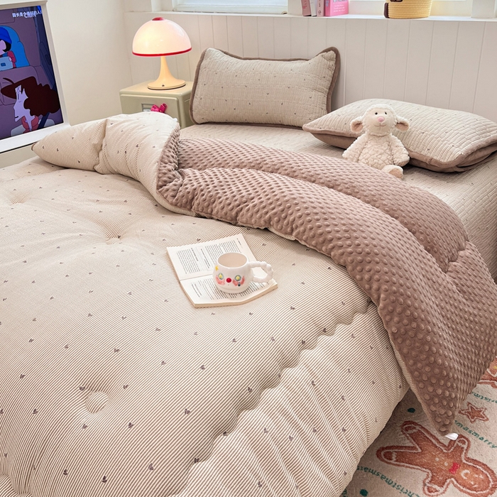 91家纺网 家纺一手货源 找家纺 铺尚美家纺 2025新款云感双层纱ins少女心可爱系加厚豆豆被床盖暖梦系列（小红书推荐） 条条心