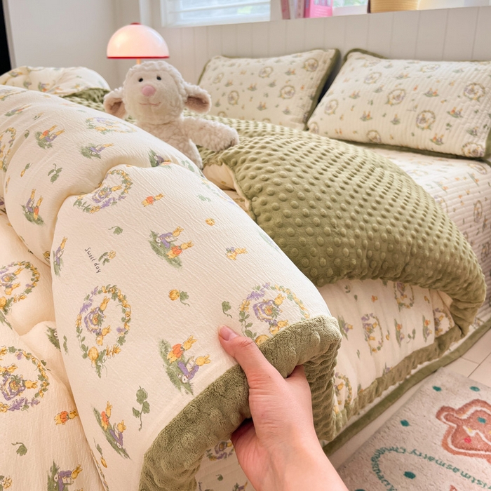 91家纺网 家纺一手货源 找家纺 铺尚美家纺 2025新款云感双层纱ins少女心可爱系加厚豆豆被床盖暖梦系列（小红书推荐） 田园兔