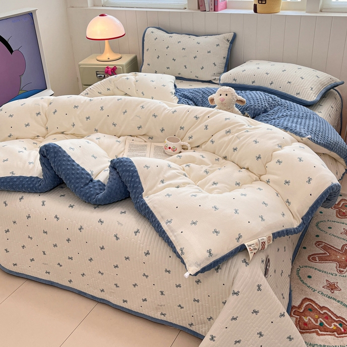 91家纺网 家纺一手货源 找家纺 铺尚美家纺 2025新款云感双层纱ins少女心可爱系加厚豆豆被床盖暖梦系列（小红书推荐） 小蓝蝶