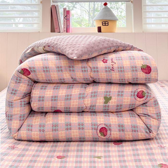 91家纺网 家纺一手货源 找家纺 铺尚美家纺 2025新款云感双层纱ins少女心可爱系加厚豆豆被床盖暖梦系列（小红书推荐） 草莓块