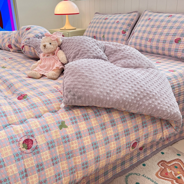 91家纺网 家纺一手货源 找家纺 铺尚美家纺 2025新款云感双层纱ins少女心可爱系加厚豆豆被床盖暖梦系列（小红书推荐） 草莓块