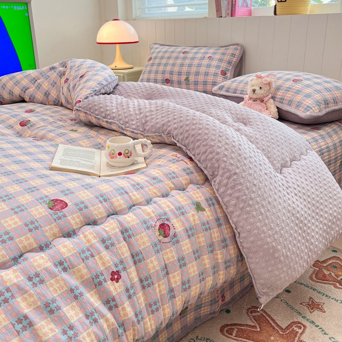 91家纺网 家纺一手货源 找家纺 铺尚美家纺 2025新款云感双层纱ins少女心可爱系加厚豆豆被床盖暖梦系列（小红书推荐） 草莓块