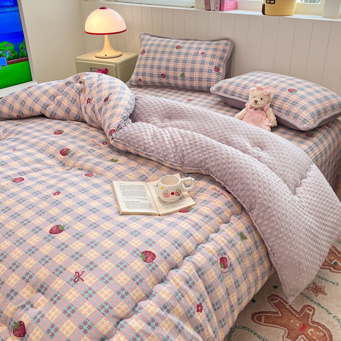 91家纺网 家纺一手货源 找家纺 铺尚美家纺 2025新款云感双层纱ins少女心可爱系加厚豆豆被床盖暖梦系列（小红书推荐） 草莓块