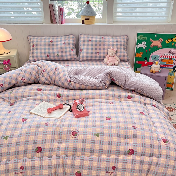 91家纺网 家纺一手货源 找家纺 铺尚美家纺 2025新款云感双层纱ins少女心可爱系加厚豆豆被床盖暖梦系列（小红书推荐） 草莓块