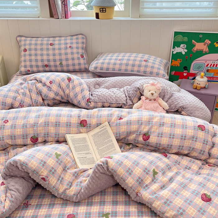 91家纺网 家纺一手货源 找家纺 铺尚美家纺 2025新款云感双层纱ins少女心可爱系加厚豆豆被床盖暖梦系列（小红书推荐） 草莓块