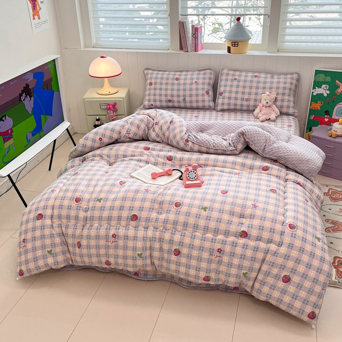 91家纺网 家纺一手货源 找家纺 铺尚美家纺 2025新款云感双层纱ins少女心可爱系加厚豆豆被床盖暖梦系列（小红书推荐） 草莓块