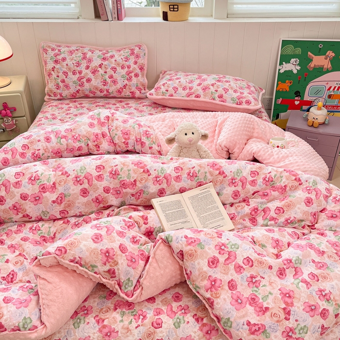 91家纺网 家纺一手货源 找家纺 铺尚美家纺 2025新款云感双层纱ins少女心可爱系加厚豆豆被床盖暖梦系列（小红书推荐） 桃恋曲