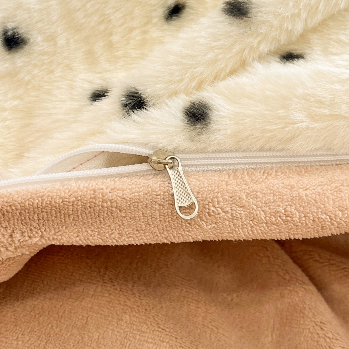 91家纺网 家纺一手货源 找家纺 （总）雅居纺家纺 2025新款简约兔绒球球保暖舒适四件套-波点