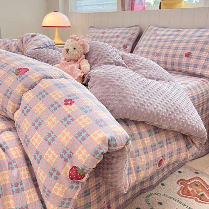 91家纺网 家纺一手货源 找家纺 铺尚美家纺 2025新款云感双层纱ins少女心可爱系加厚豆豆被床盖暖梦系列（小红书推荐） 草莓块