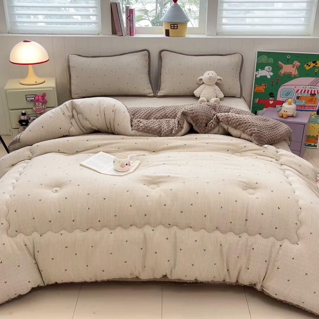 91家纺网 家纺一手货源 找家纺 铺尚美家纺 2025新款云感双层纱ins少女心可爱系加厚豆豆被床盖暖梦系列（小红书推荐） 条条心