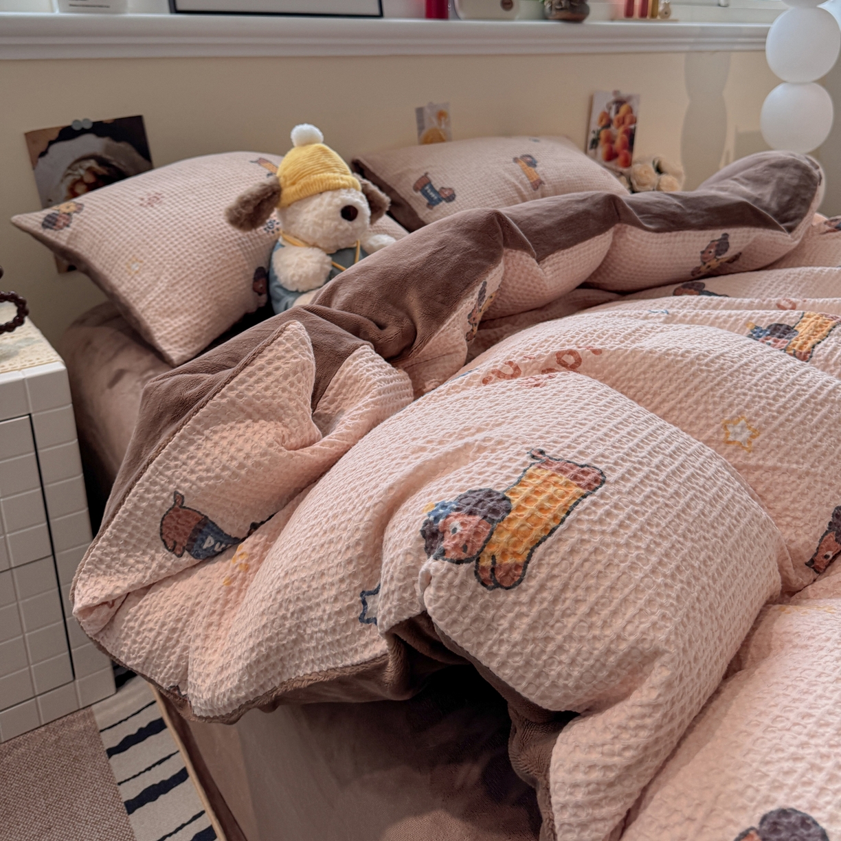 91家纺网 家纺一手货源 找家纺 雅居纺家纺 2025新款全棉华夫格+牛奶绒印花四件套 华夫格-牛奶绒  咖啡腊肠狗