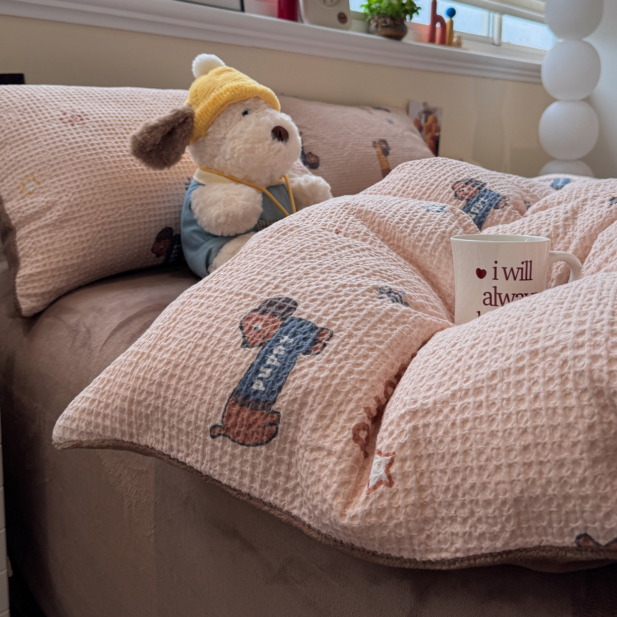 91家纺网 家纺一手货源 找家纺 雅居纺家纺 2025新款全棉华夫格+牛奶绒印花四件套 华夫格-牛奶绒  咖啡腊肠狗