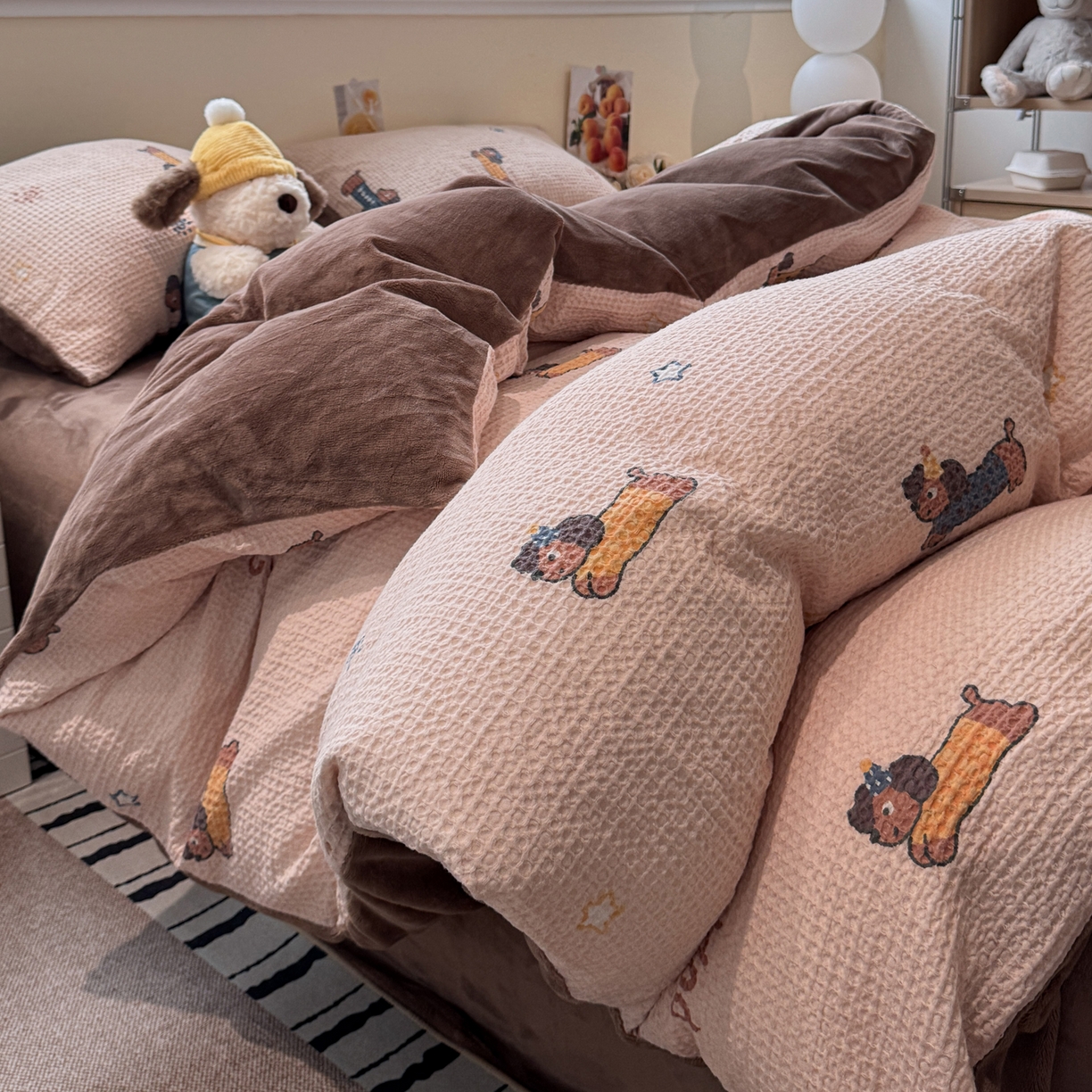 91家纺网 家纺一手货源 找家纺 雅居纺家纺 2025新款全棉华夫格+牛奶绒印花四件套 华夫格-牛奶绒  咖啡腊肠狗