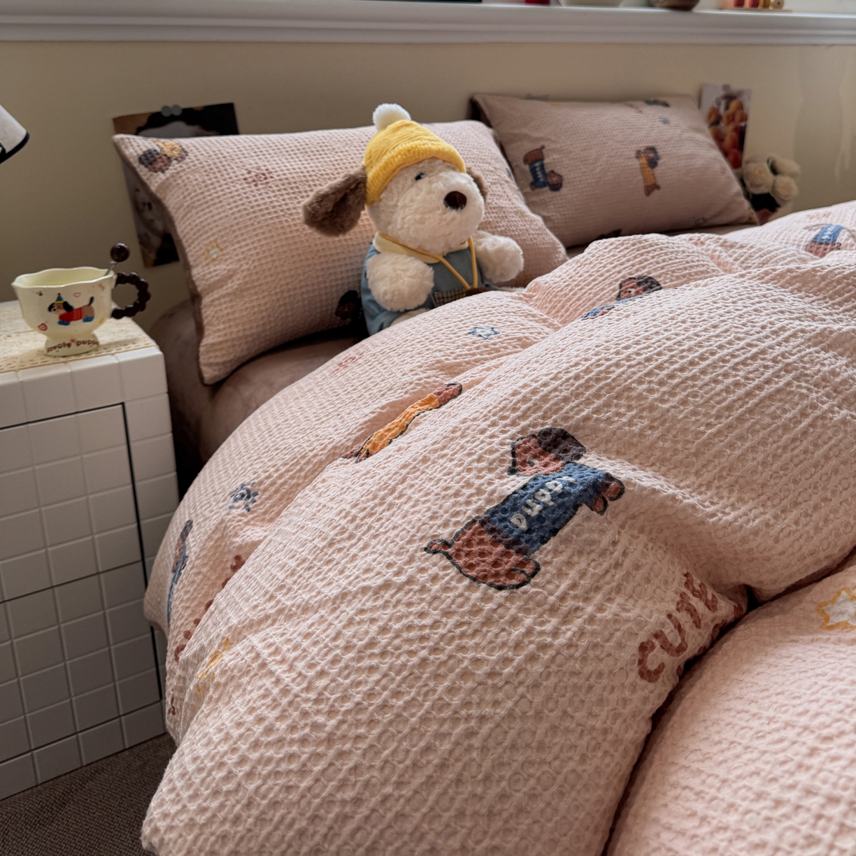 91家纺网 家纺一手货源 找家纺 雅居纺家纺 2025新款全棉华夫格+牛奶绒印花四件套 华夫格-牛奶绒  咖啡腊肠狗