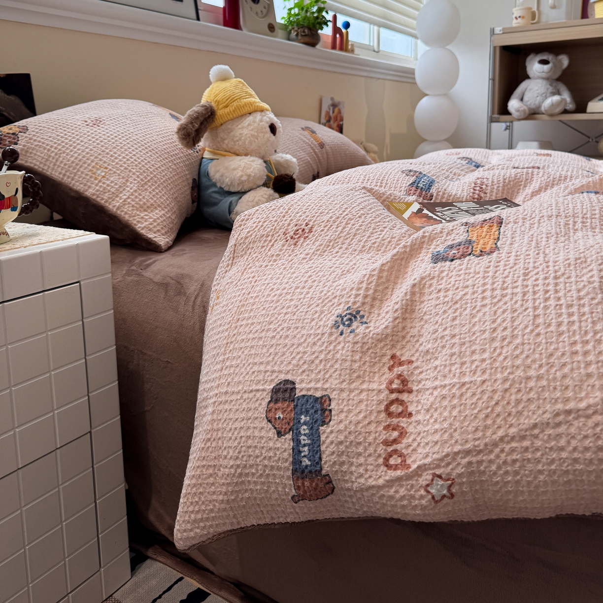 91家纺网 家纺一手货源 找家纺 雅居纺家纺 2025新款全棉华夫格+牛奶绒印花四件套 华夫格-牛奶绒  咖啡腊肠狗