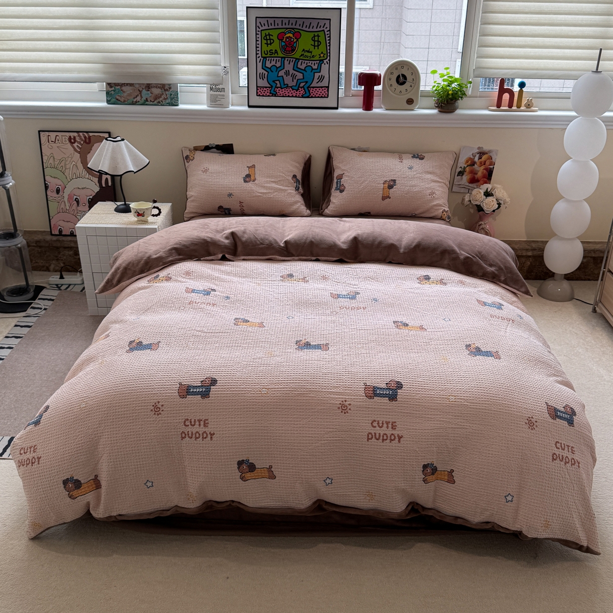 91家纺网 家纺一手货源 找家纺 雅居纺家纺 2025新款全棉华夫格+牛奶绒印花四件套 华夫格-牛奶绒  咖啡腊肠狗