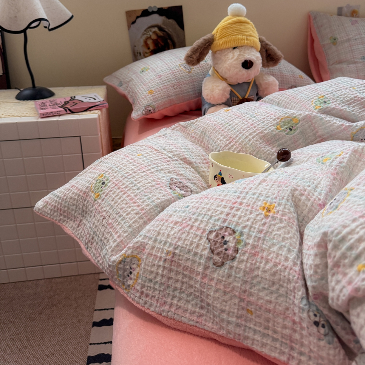 91家纺网 家纺一手货源 找家纺 雅居纺家纺 2025新款全棉华夫格+牛奶绒印花四件套 华夫格-牛奶绒 粉色小熊