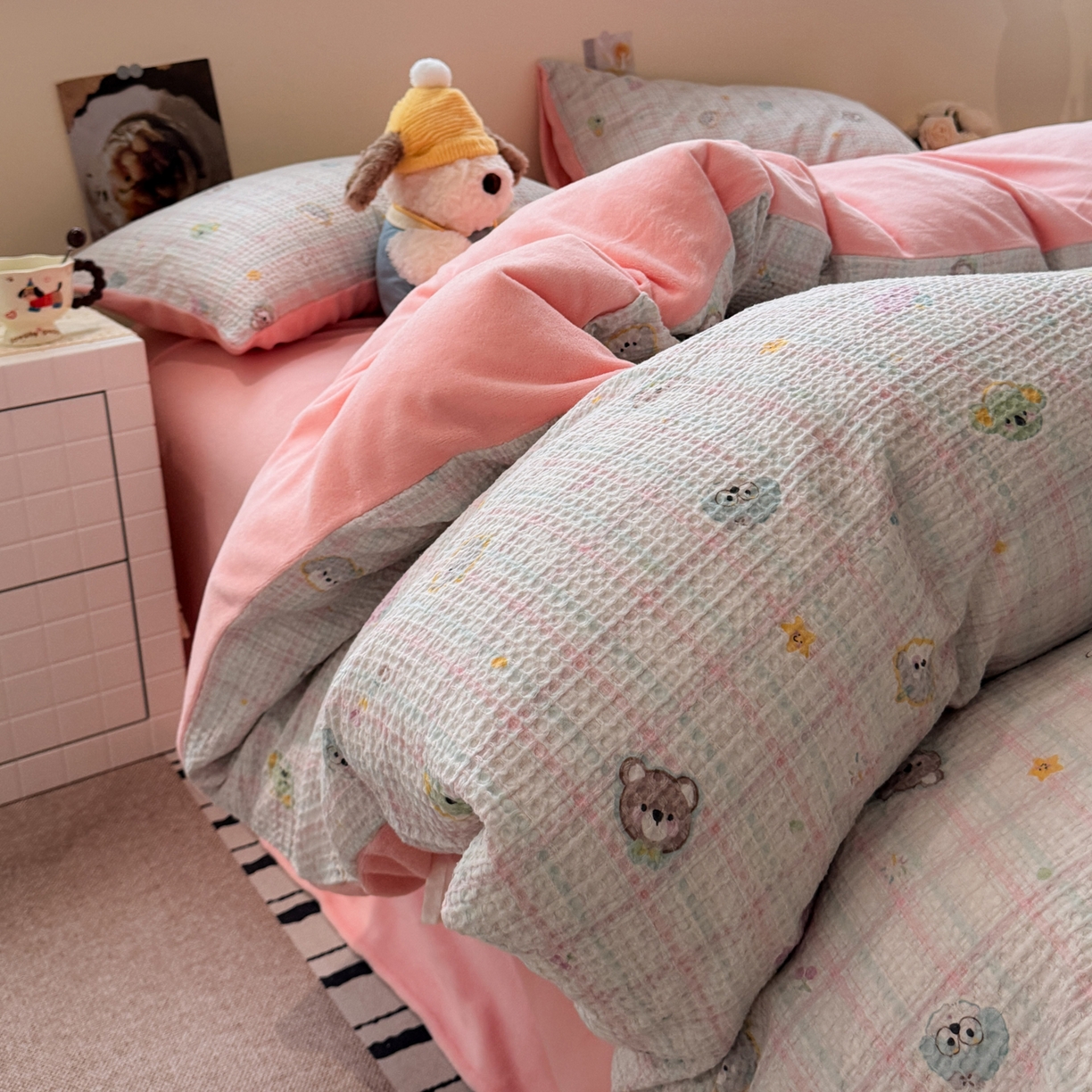 91家纺网 家纺一手货源 找家纺 雅居纺家纺 2025新款全棉华夫格+牛奶绒印花四件套 华夫格-牛奶绒 粉色小熊