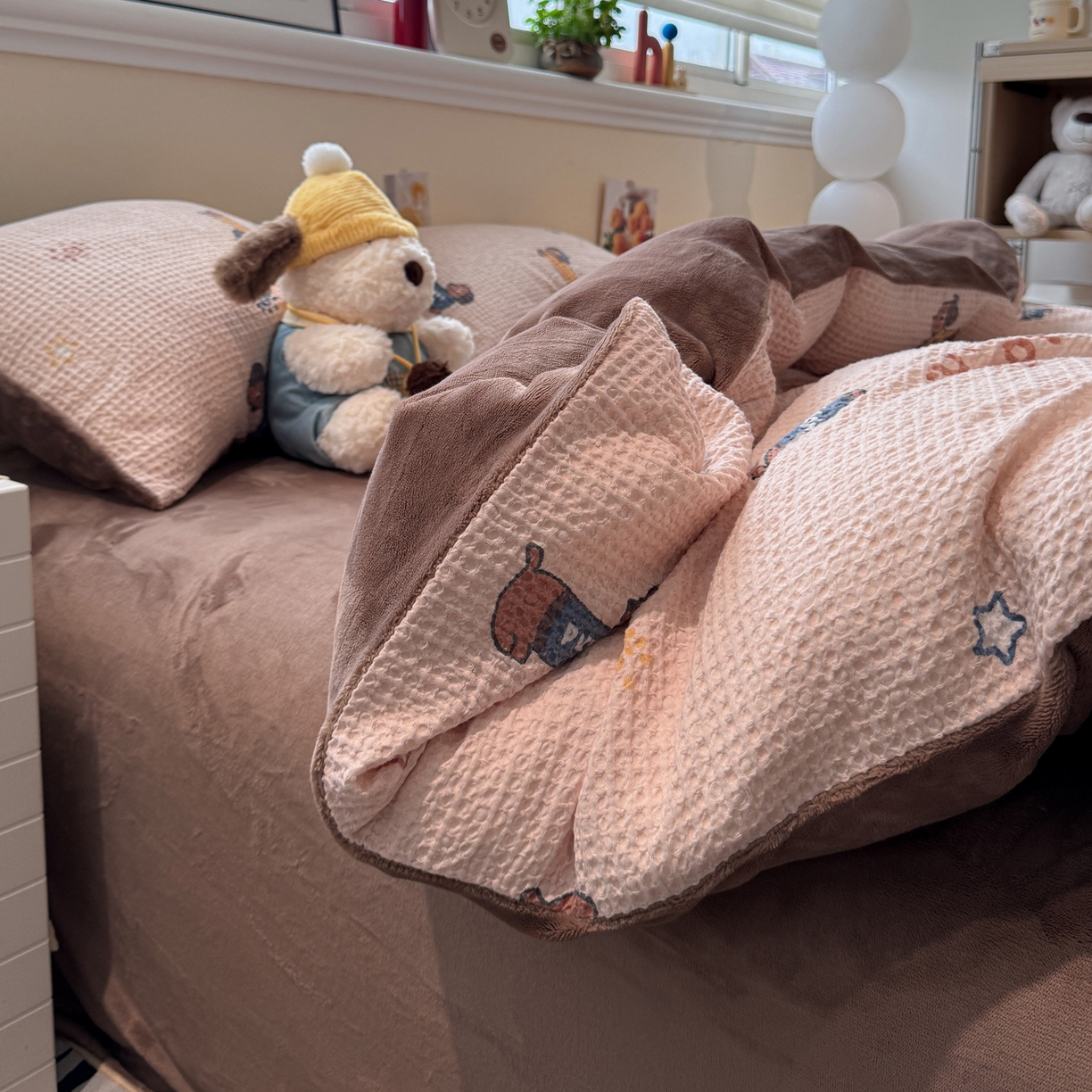 91家纺网 家纺一手货源 找家纺 雅居纺家纺 2025新款全棉华夫格+牛奶绒印花四件套 华夫格-牛奶绒  咖啡腊肠狗