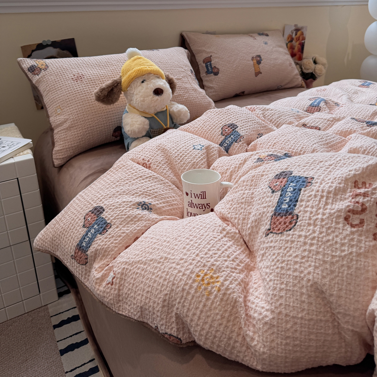 91家纺网 家纺一手货源 找家纺 雅居纺家纺 2025新款全棉华夫格+牛奶绒印花四件套 华夫格-牛奶绒  咖啡腊肠狗