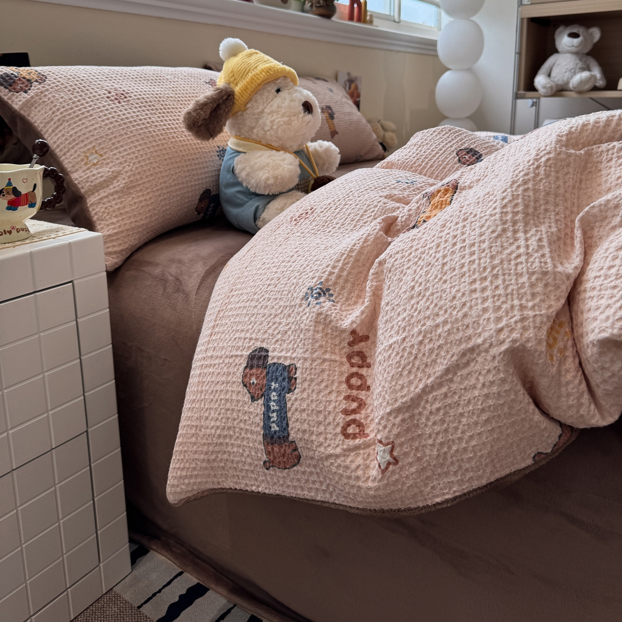 91家纺网 家纺一手货源 找家纺 雅居纺家纺 2025新款全棉华夫格+牛奶绒印花四件套 华夫格-牛奶绒  咖啡腊肠狗