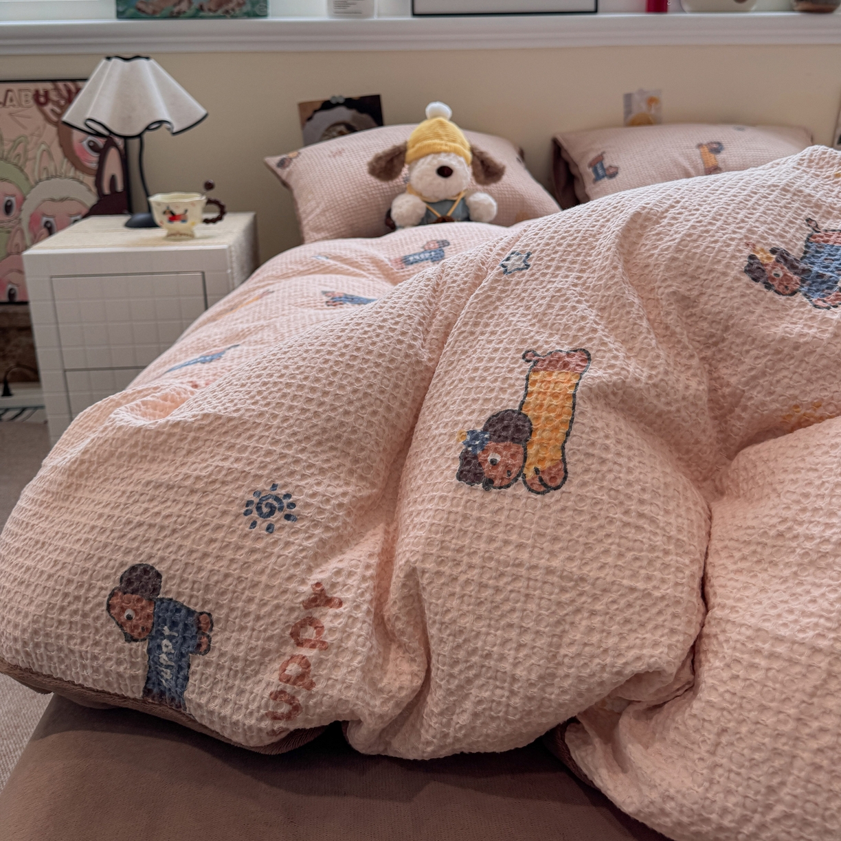 91家纺网 家纺一手货源 找家纺 雅居纺家纺 2025新款全棉华夫格+牛奶绒印花四件套 华夫格-牛奶绒  咖啡腊肠狗