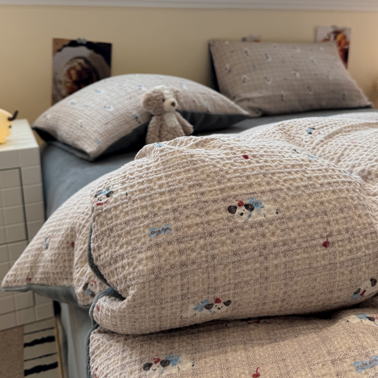 91家纺网 家纺一手货源 找家纺 雅居纺家纺 2025新款全棉华夫格+牛奶绒印花四件套 华夫格-牛奶绒  深灰小狗