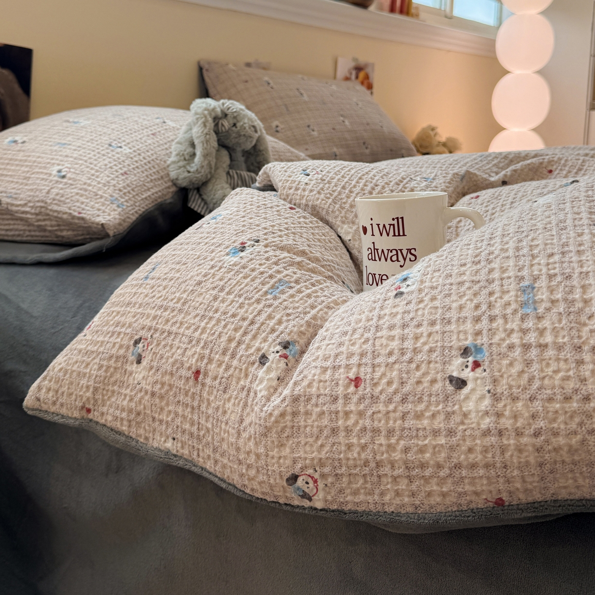 91家纺网 家纺一手货源 找家纺 雅居纺家纺 2025新款全棉华夫格+牛奶绒印花四件套 华夫格-牛奶绒  深灰小狗