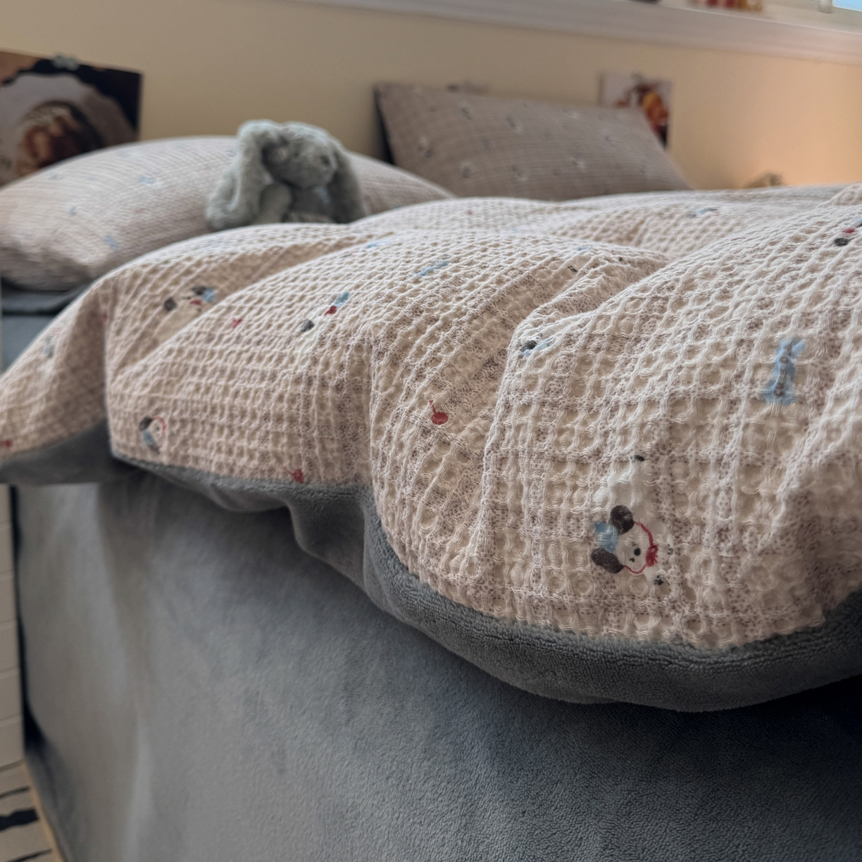 91家纺网 家纺一手货源 找家纺 雅居纺家纺 2025新款全棉华夫格+牛奶绒印花四件套 华夫格-牛奶绒  深灰小狗