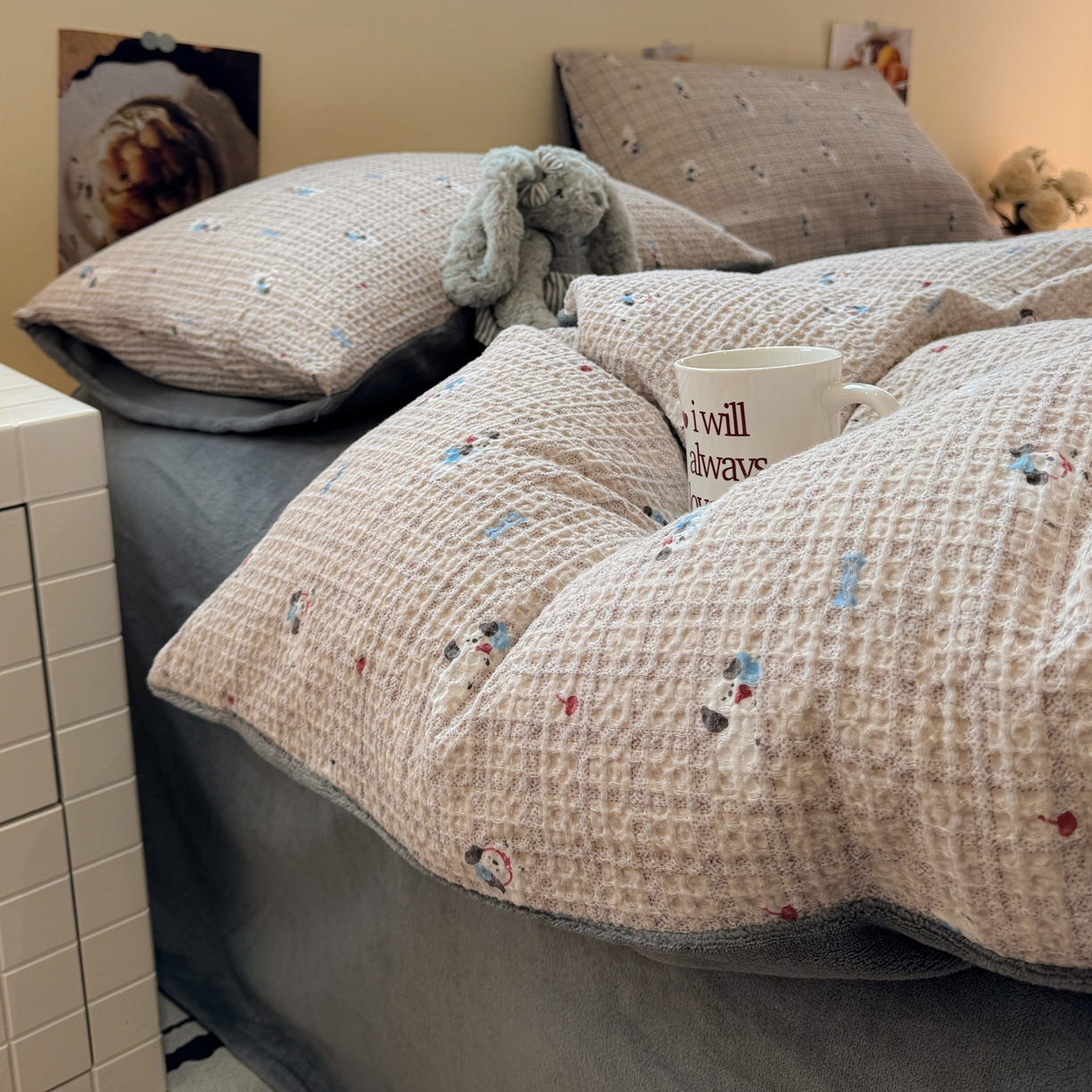 91家纺网 家纺一手货源 找家纺 雅居纺家纺 2025新款全棉华夫格+牛奶绒印花四件套 华夫格-牛奶绒  深灰小狗