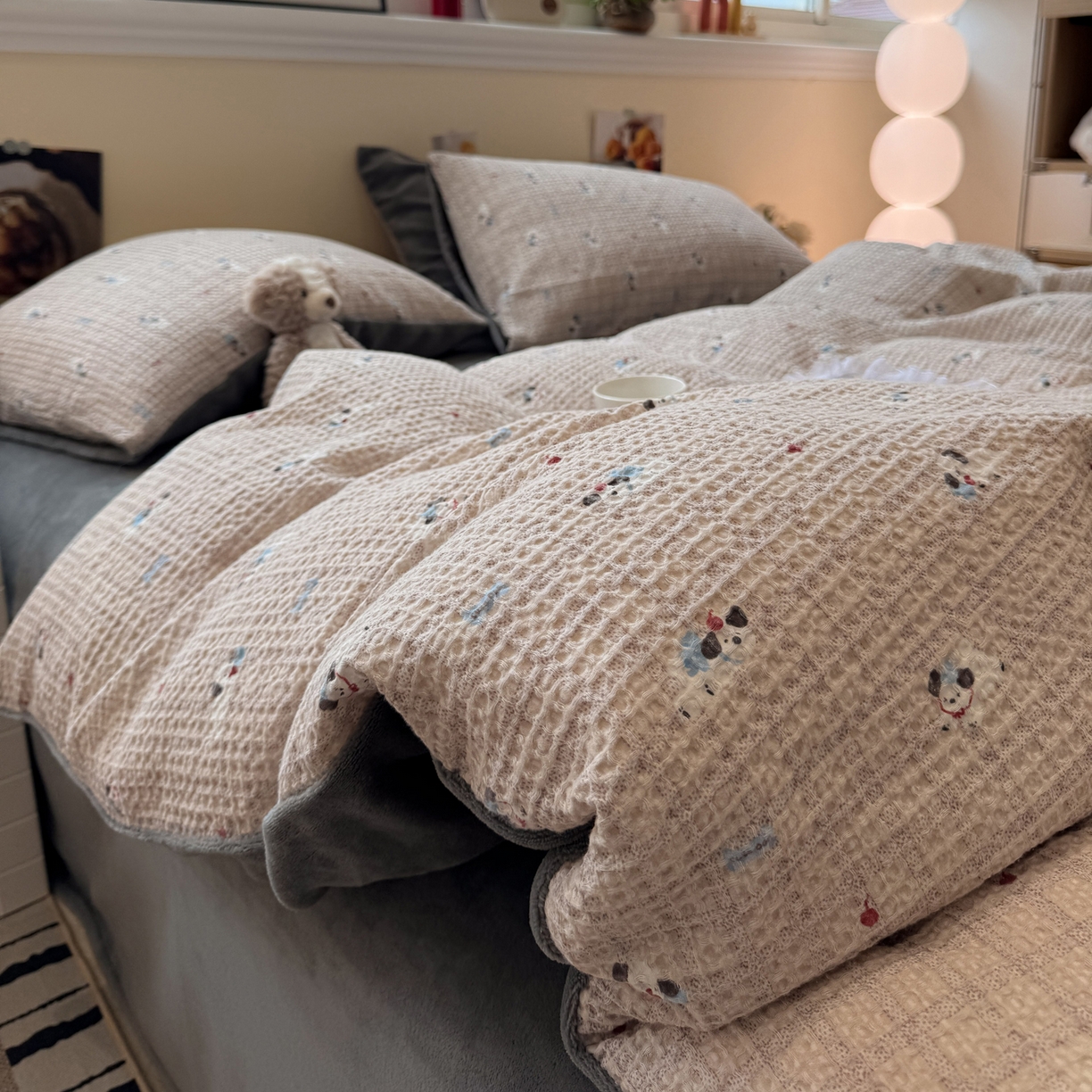 91家纺网 家纺一手货源 找家纺 雅居纺家纺 2025新款全棉华夫格+牛奶绒印花四件套 华夫格-牛奶绒  深灰小狗