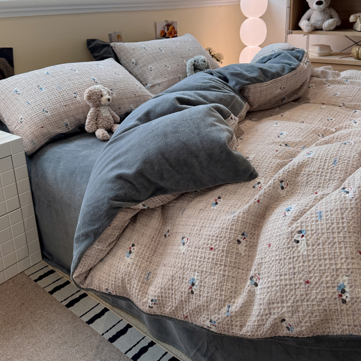 91家纺网 家纺一手货源 找家纺 雅居纺家纺 2025新款全棉华夫格+牛奶绒印花四件套 华夫格-牛奶绒  深灰小狗