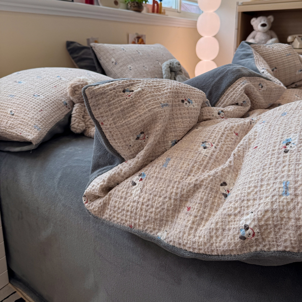 91家纺网 家纺一手货源 找家纺 雅居纺家纺 2025新款全棉华夫格+牛奶绒印花四件套 华夫格-牛奶绒  深灰小狗