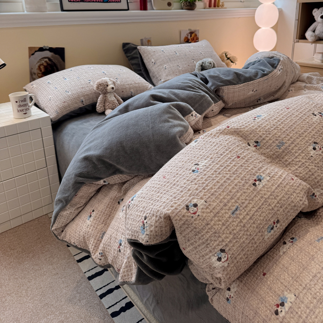 91家纺网 家纺一手货源 找家纺 雅居纺家纺 2025新款全棉华夫格+牛奶绒印花四件套 华夫格-牛奶绒  深灰小狗