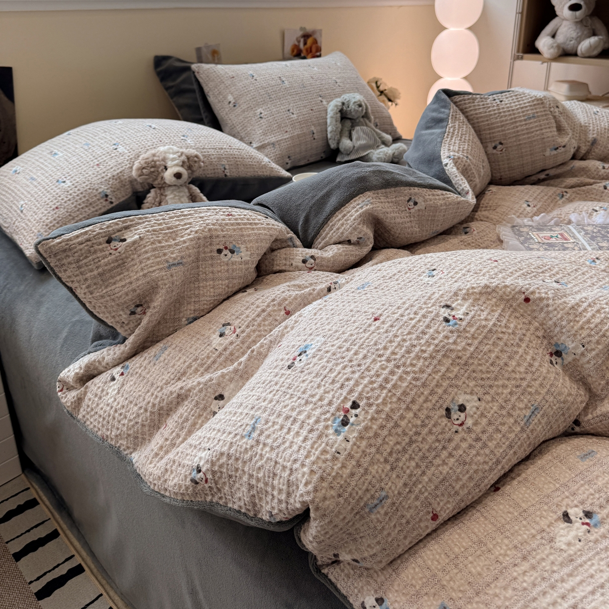 91家纺网 家纺一手货源 找家纺 雅居纺家纺 2025新款全棉华夫格+牛奶绒印花四件套 华夫格-牛奶绒  深灰小狗