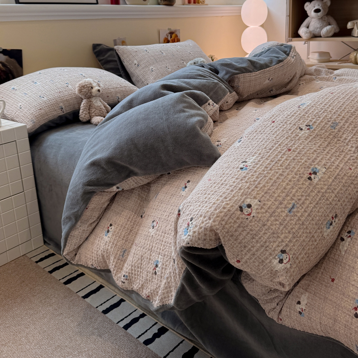 91家纺网 家纺一手货源 找家纺 雅居纺家纺 2025新款全棉华夫格+牛奶绒印花四件套 华夫格-牛奶绒  深灰小狗