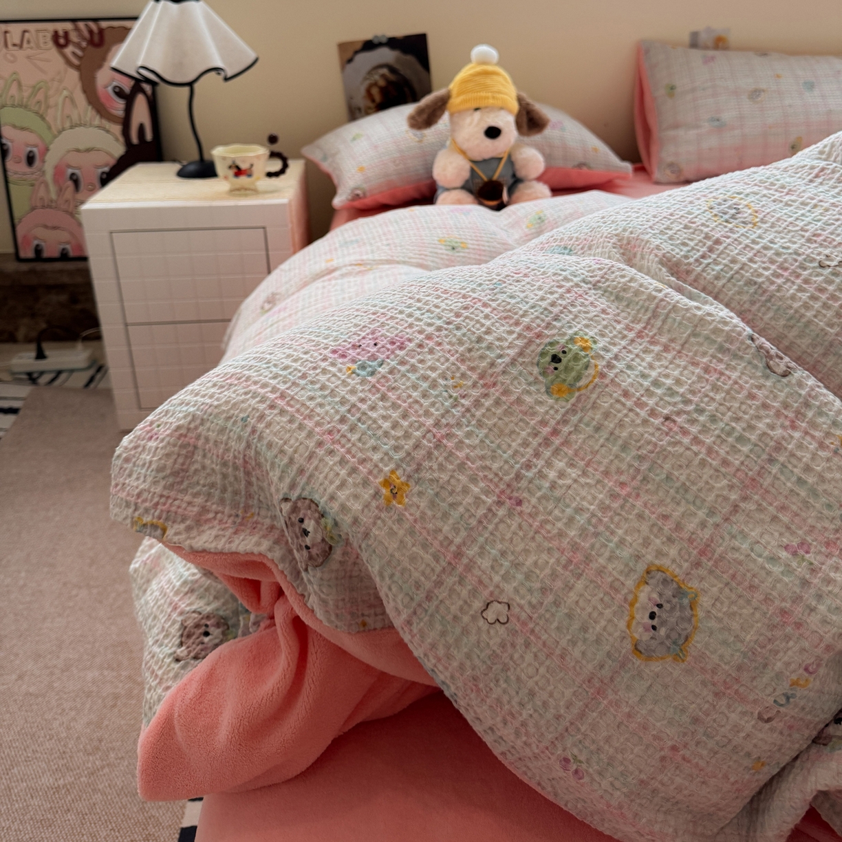 91家纺网 家纺一手货源 找家纺 雅居纺家纺 2025新款全棉华夫格+牛奶绒印花四件套 华夫格-牛奶绒 粉色小熊