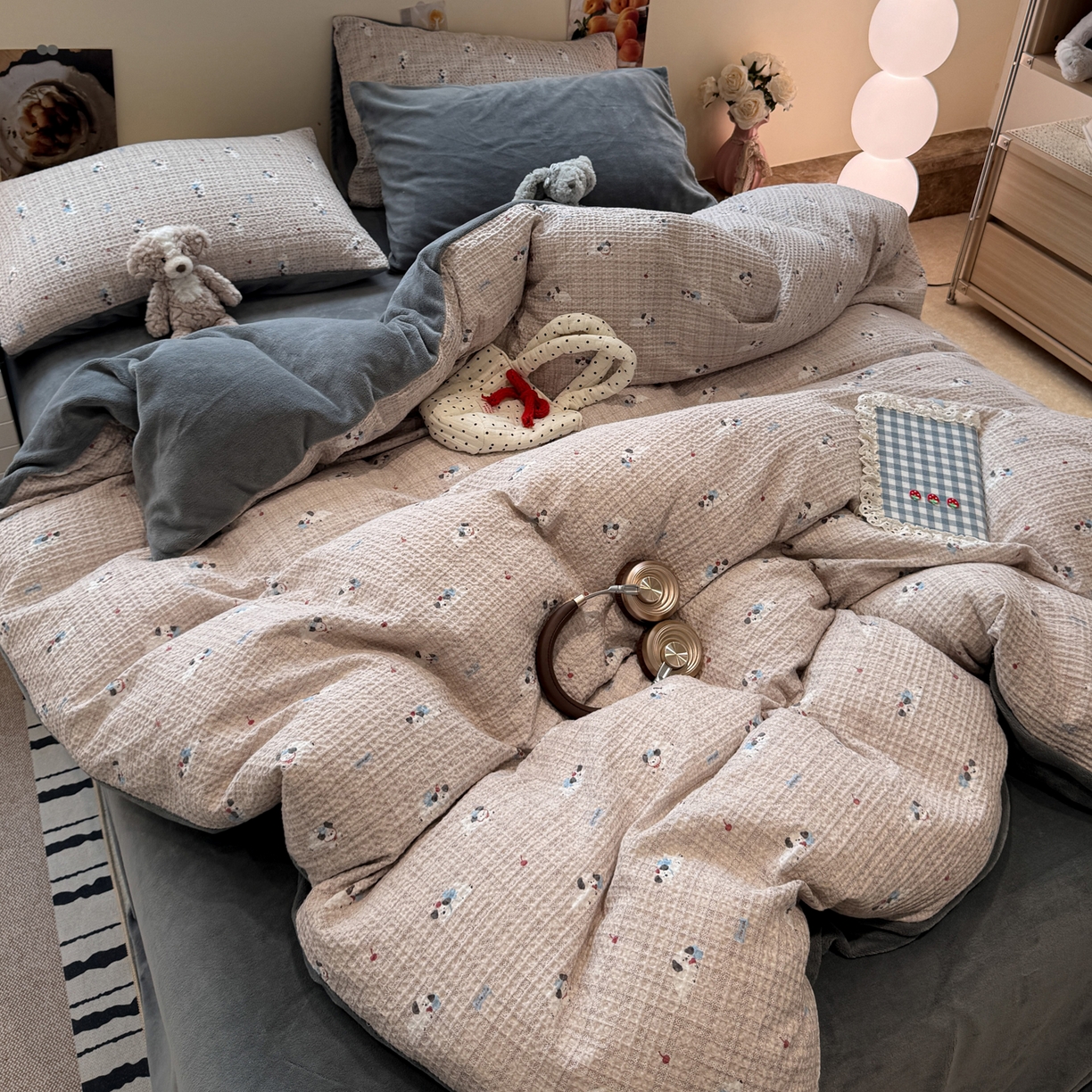 91家纺网 家纺一手货源 找家纺 雅居纺家纺 2025新款全棉华夫格+牛奶绒印花四件套 华夫格-牛奶绒  深灰小狗