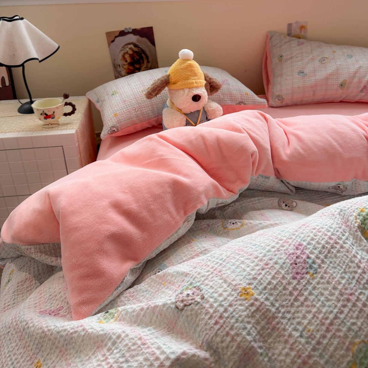 91家纺网 家纺一手货源 找家纺 雅居纺家纺 2025新款全棉华夫格+牛奶绒印花四件套 华夫格-牛奶绒 粉色小熊