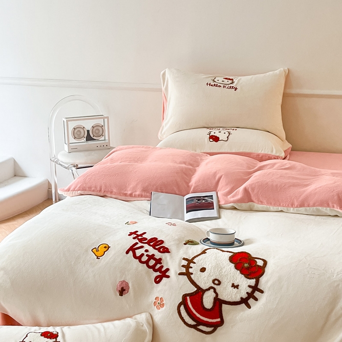 91家纺网 家纺一手货源 找家纺 （总）雅居纺家纺 2025新款三丽鸥大版卡通毛巾绣牛奶绒四件套