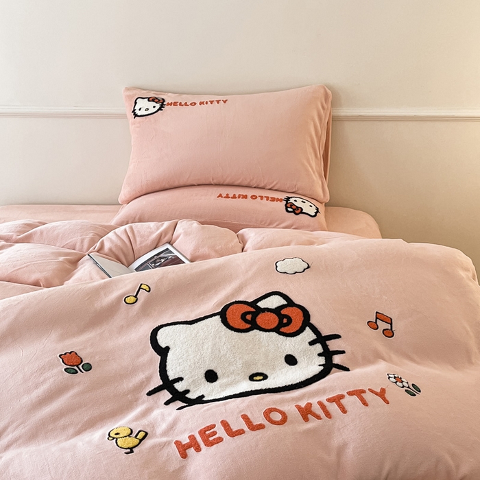 91家纺网 家纺一手货源 找家纺 雅居纺家纺 2025新款三丽鸥大版卡通毛巾绣牛奶绒四件套 甜心KT