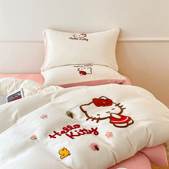 91家纺网 家纺一手货源 找家纺 雅居纺家纺 2025新款三丽鸥大版卡通毛巾绣牛奶绒四件套 公主KT