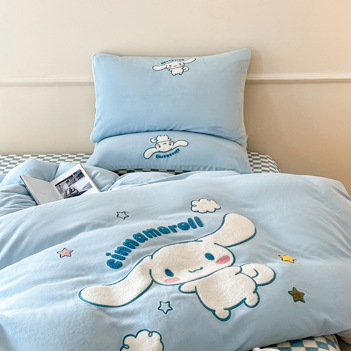 91家纺网 家纺一手货源 找家纺 雅居纺家纺 2025新款三丽鸥大版卡通毛巾绣牛奶绒四件套 玉桂狗