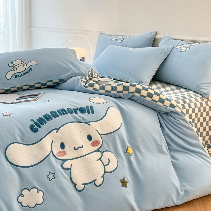 91家纺网 家纺一手货源 找家纺 雅居纺家纺 2025新款三丽鸥大版卡通毛巾绣牛奶绒四件套 玉桂狗