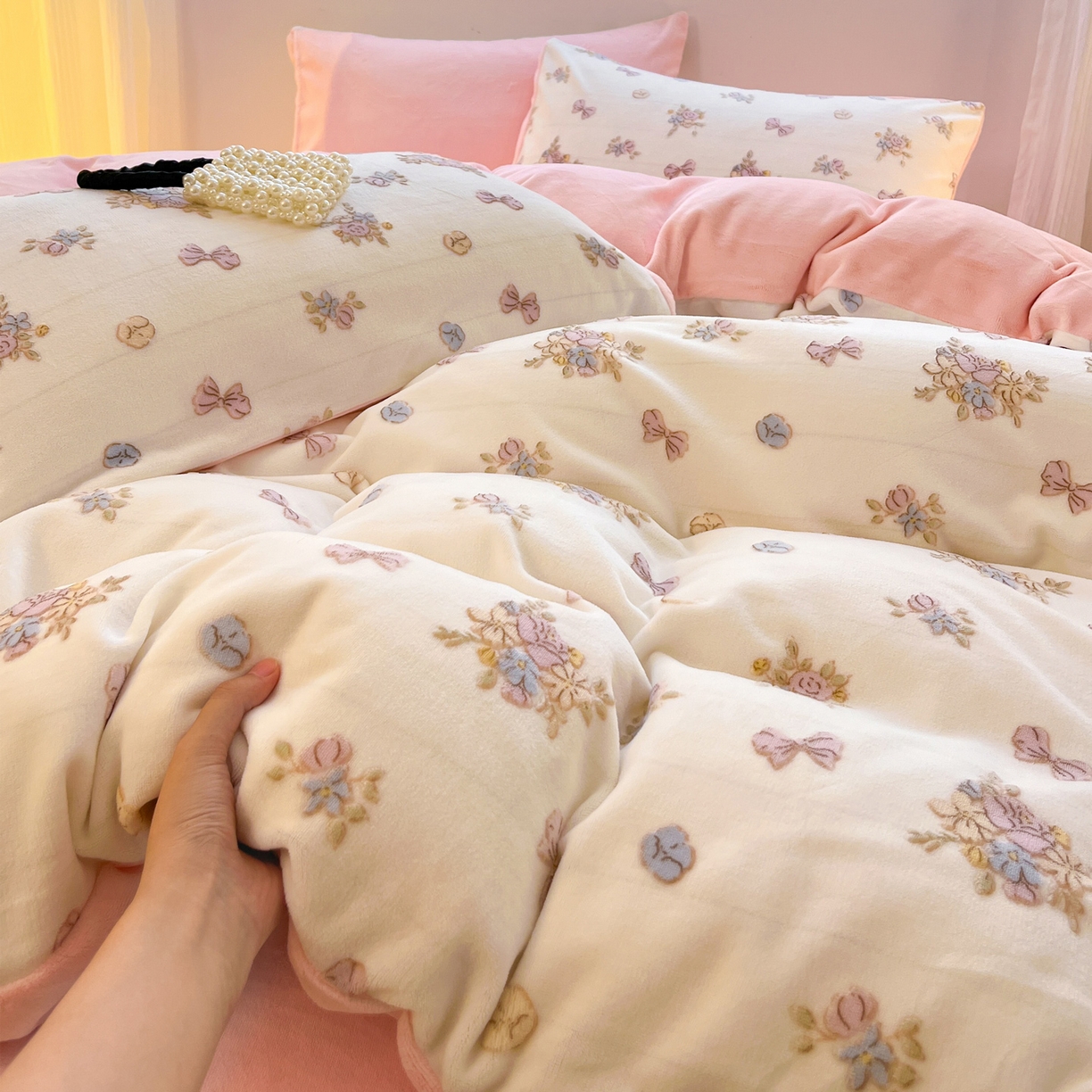 91家纺网 家纺一手货源 找家纺 如一 2025新款3D雕花绒牛奶绒四件套第二批 豆蔻-粉