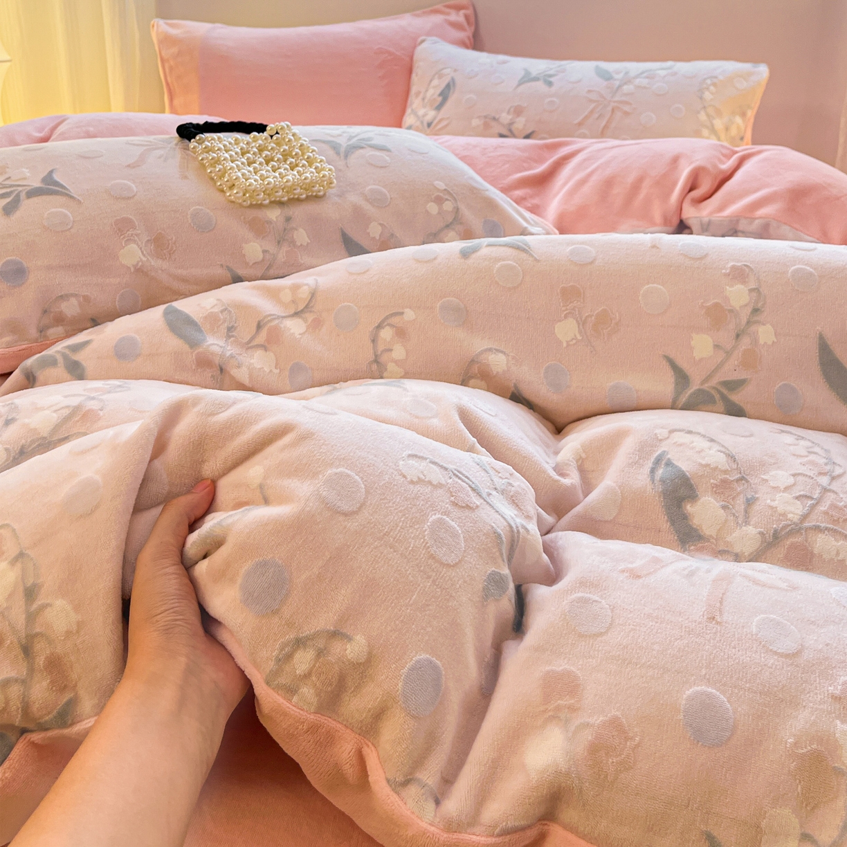 91家纺网 家纺一手货源 找家纺 如一 2025新款3D雕花绒牛奶绒四件套第二批 花颜-粉