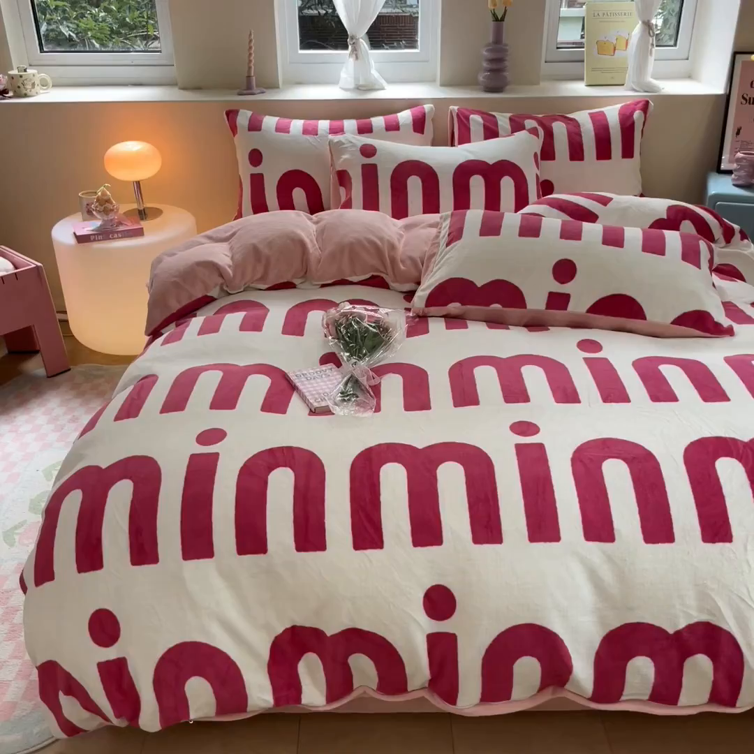 91家纺网 家纺一手货源 找家纺 雅居纺家纺 2025新款高克重牛奶绒印花四件套 M粉