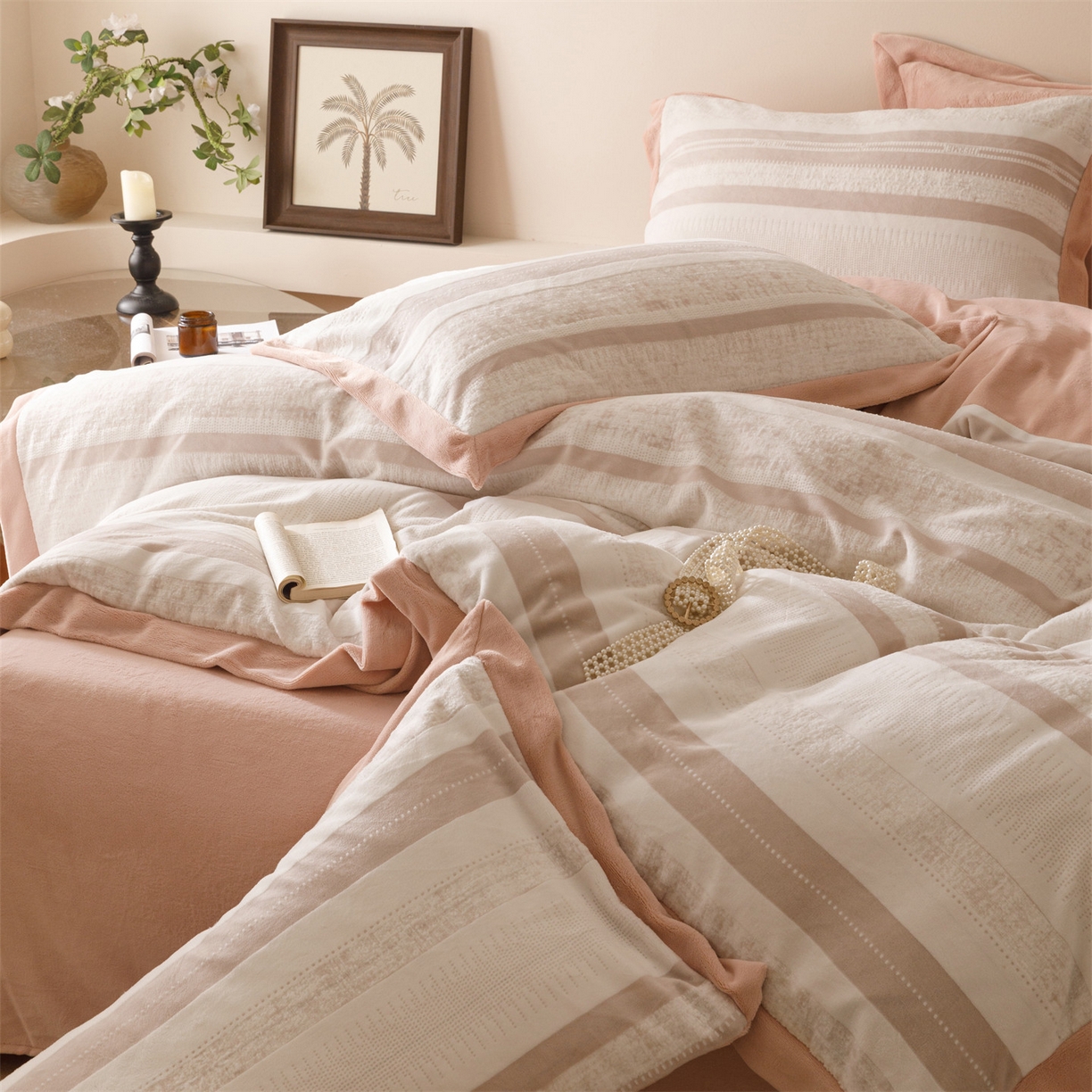 91家纺网 家纺一手货源 找家纺 恬思语家纺 2025新款亲肤舒适无印风宽边立体烂花牛奶绒四件套 简约人生-粉