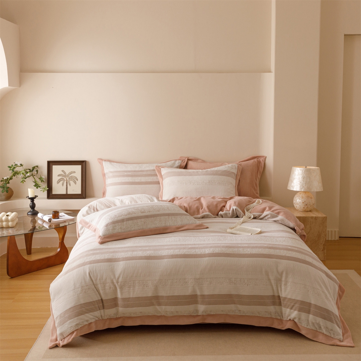 91家纺网 家纺一手货源 找家纺 恬思语家纺 2025新款亲肤舒适无印风宽边立体烂花牛奶绒四件套 简约人生-粉