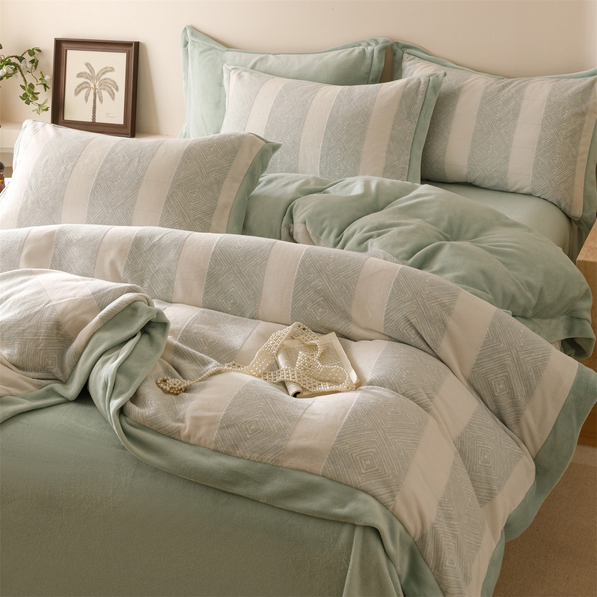 91家纺网 家纺一手货源 找家纺 恬思语家纺 2025新款亲肤舒适无印风宽边立体烂花牛奶绒四件套 简约人生-绿